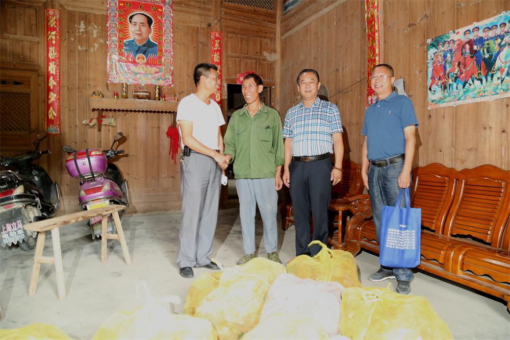 福建易順建筑工程有限公司“互動(dòng)聯(lián)動(dòng)、掛鉤幫扶”招沙甲村貧困戶捐贈(zèng)儀式