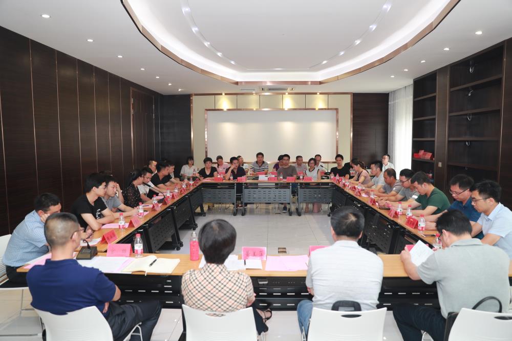 由（縣委常委、政法委書記）官雄主持、黃美萍（縣委書記）蘇建旗（縣長）參加“村企結(jié)對、真情幫扶”簽約授牌儀式、
