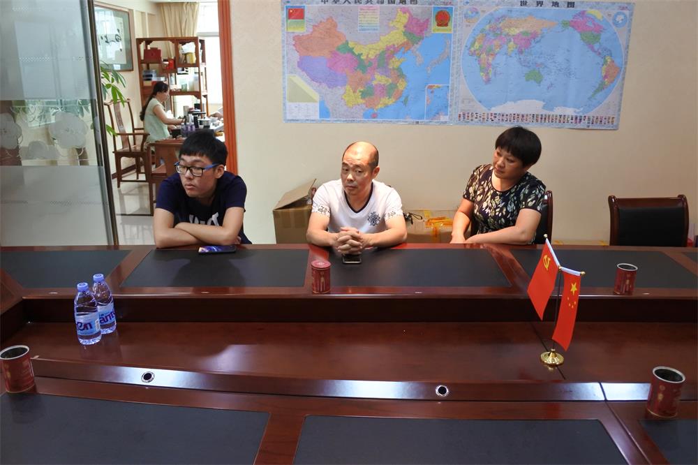 知識改變?nèi)说拿\，公司職工子女考上大學(xué) 單位頒發(fā)助學(xué)金