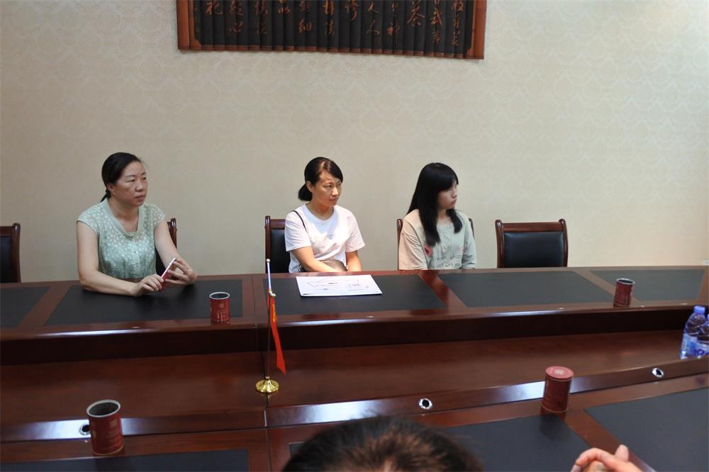 知識改變?nèi)说拿\，公司職工子女考上大學(xué) 單位頒發(fā)助學(xué)金