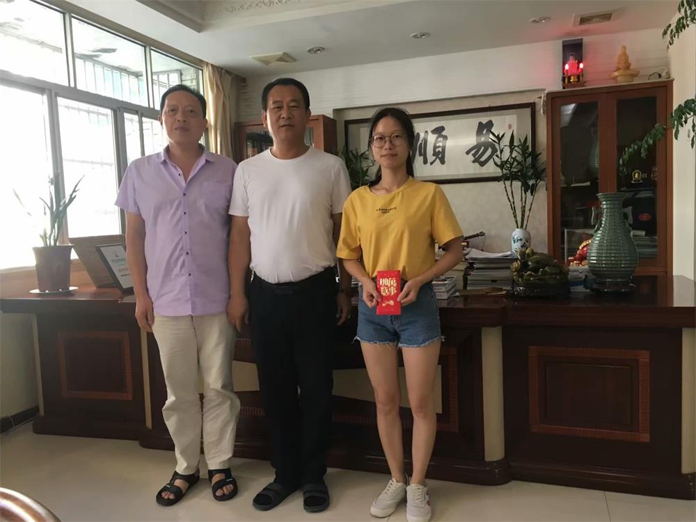 知識改變?nèi)说拿\，公司職工子女考上大學(xué) 單位頒發(fā)助學(xué)金