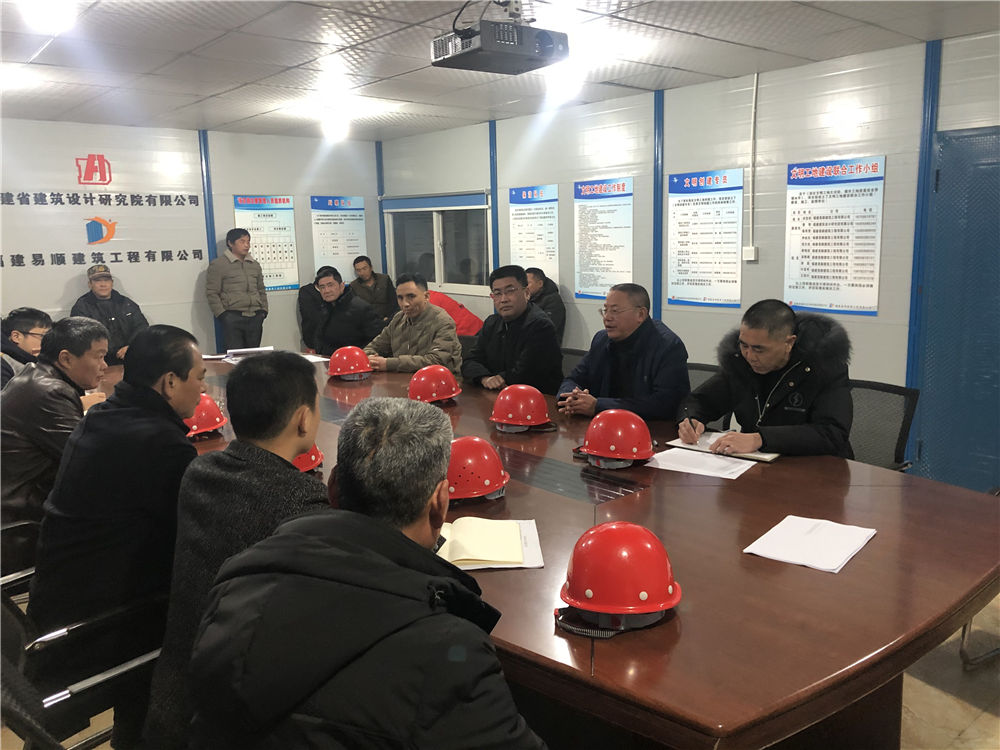 縣領(lǐng)導(dǎo)對易順公司承建的農(nóng)貿(mào)市場及安置房項(xiàng)目進(jìn)行安全生產(chǎn)大檢查